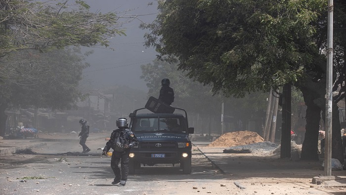 Durante las protestas en Senegal, la Policía usó gases lacrimógenos y videos compartidos en redes sociales muestran a presuntas milicias en camionetas blancas.