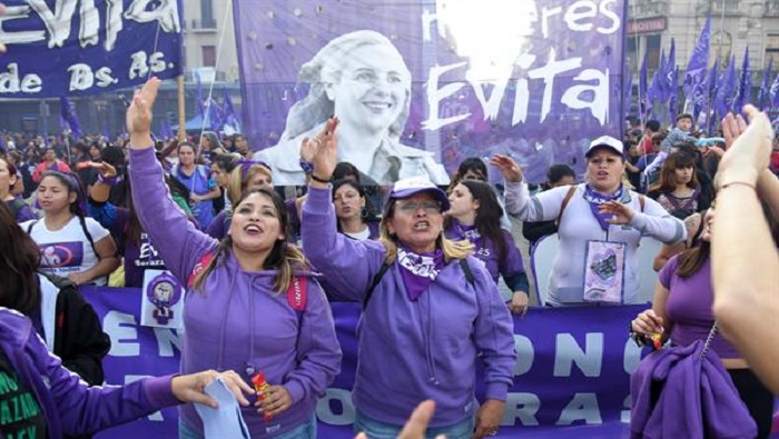 Mediante marchas y actos masivos, organizaciones sociales y defensores de los derechos de las mujeres rechazaron en Argentina la violencia basada en género.