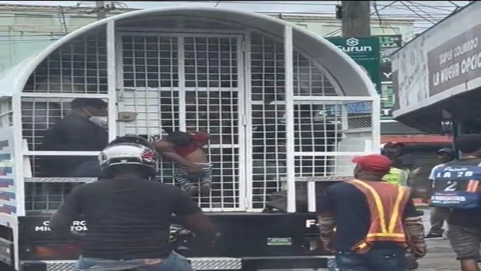 Testigos del incidente, ocurrido en el este de Santo Domingo (capital), difundieron el video en las redes sociales.
