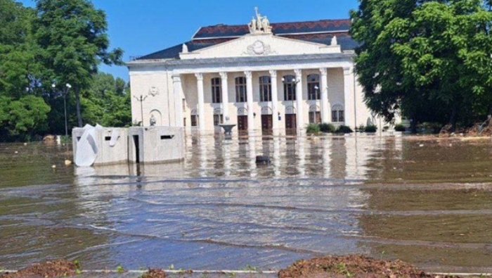 El alcalde de Nóvaya Kajovka informó que la ciudad se encuentra inundada y que la situación “está empeorando”.