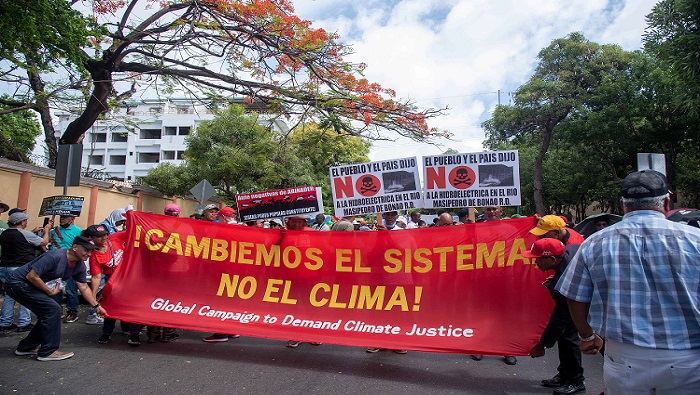 En relación con el presidente Luis Abinader y los grupos empresariales, los manifestantes expresaron que no permitirán que conduzcan el país hacia la destrucción moral y física.