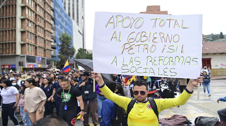 Las organizaciones sociales y sindicales de Colombia protagonizaron este miércoles marchas en respaldo a las reformas sociales del Gobierno de Gustavo Petro, en contra de los intentos de desestabilización por parte de sectores de la oposición de derecha y grupos de interés.