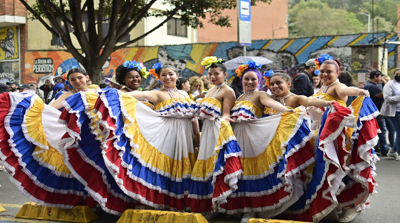 Con visible alegría, numerosas plazas de Colombia celebraron la jornada con manifestaciones culturales, expresión genuina de la nacionalidad de ese país suramericano.