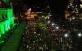 Los manifestantes, quienes portaban antorchas, velas y luces, se concentraron frente a la sede del Gobierno provincial.