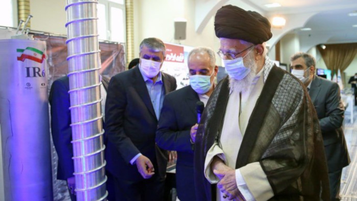 El lder supremo de la Revolución Islámica,  Ayatolá  Ali Jamenei, visitó una exposición que muestra los últimos logros de Irán en la industria nuclear.