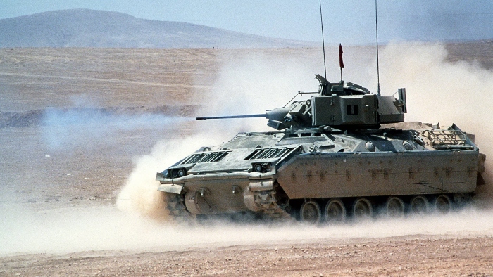 El vehículo Bradley de EE.UU. transporta infantería con protección blindada a la vez que proporciona fuego de cobertura.
