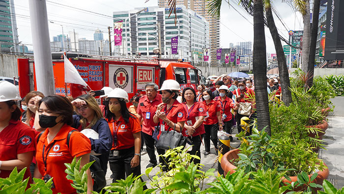 Personal de la Cruz Roja filipina ayuda a la evacuación de personas de edificios públicos en la ciudad de Manila.