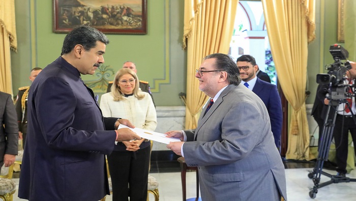Desde el Salón Sol del Perú, ubicado en el Palacio de Miraflores, el mandatario recibió al embajador, junto a otras autoridades venezolanas.