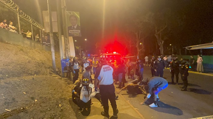 El Cuerpo de Voluntario de Bomberos de Guatemala reportó el ataque en la 4 avenida y 14 calle, Colonia Nimajuyu 1.