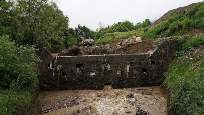 Los ríos también se estaban desbordando en el este de Bosnia, y las autoridades de la ciudad nororiental de Tuzla declararon una emergencia en toda la región.