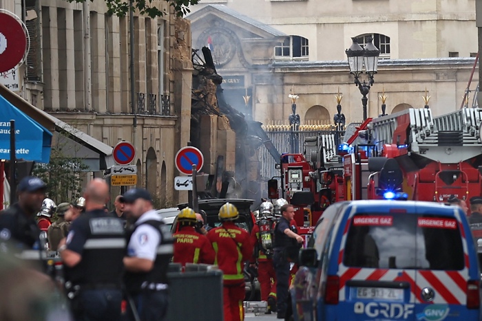 El Ayuntamiento de París activó un grupo de crisis para responder a este suceso, del que apenas han trascendido detalles.