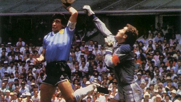 El astro argentino saltó buscando un balón sobre el punto de penal frente al guardameta inglés Peter Shilton.