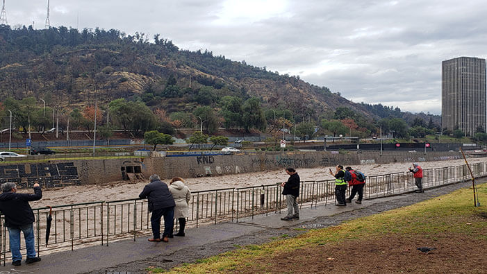A causa de las lluvias, los ríos Mapocho y Maipo aumentaron su caudal, anegando comunas en la capital chilena y provocando cortes de rutas.