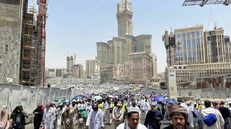 Grandes multitudes de fieles musulmanes de todos los rincones del mundo realizan la peregrinación mayor o "hach" a la Gran Mezquita de La Meca, por primera vez sin las restricciones impuestas por la covid-19, hace tres años, y con un calor que alerta a las autoridades de Arabia Saudí.