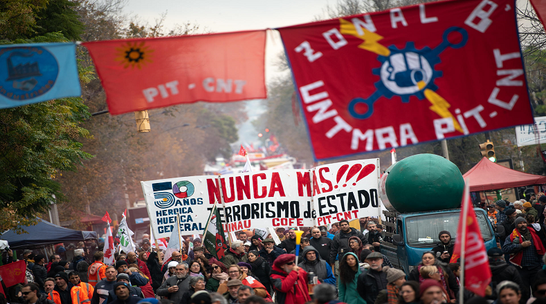 Convocados por la central sindical y el Plenario Intersindical de Trabajadores - Convención Nacional de Trabajadores (PIT-CNT), miles de personas se juntaron en Montevideo (capital).