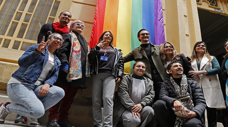 La comunidad mexicana también reclama la adopción de hijos por personas homosexuales, el respeto a la identidad de los transexuales y sus derechos a tratamientos hormonales y quirúrgicos, al cambio legal de sexo y de nombre.