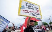 La marcha enfiló en dirección a la mansión del gobernador, en cuyas afueras izaron banderas puertorriqueñas y enarbolaron letreros.