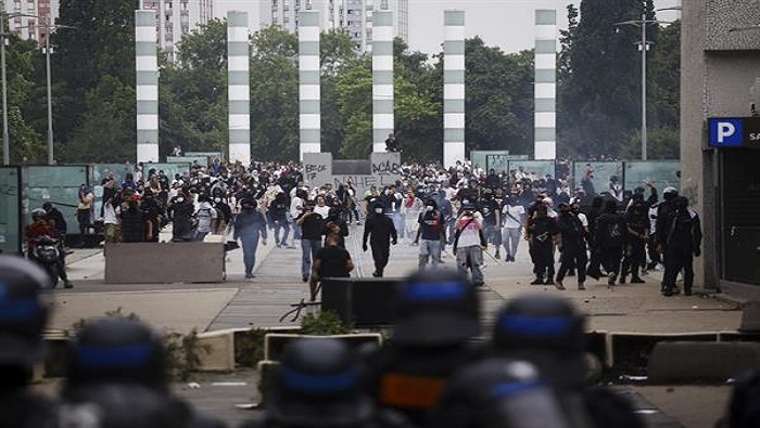 Los manifestantes, en su mayoría jóvenes, exigen al Estado francés que ponga fin a la violencia y el racismo dentro de las filas de la Policía.