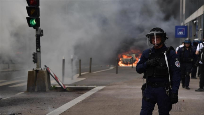 Los disturbios iniciaron en la periferia parisina, pero se agravaron y extendieron rápidamente por todo el país, incluido el centro de las ciudades.