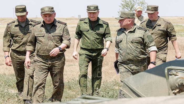 Las fuerzas rusas inspeccionaron las prácticas de entrenamiento y la realización de ejercicios de conducción y tiro de combate.