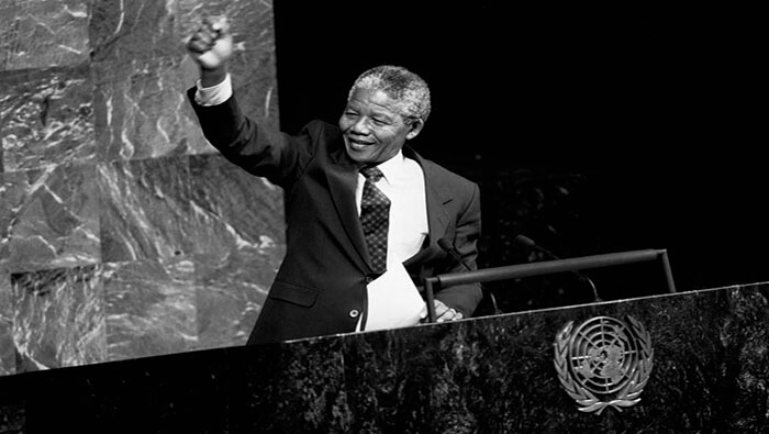 Nelson Mandela dejó una huella en la humanidad por su lucha contra el racismo y la segregación racial en Sudáfrica.