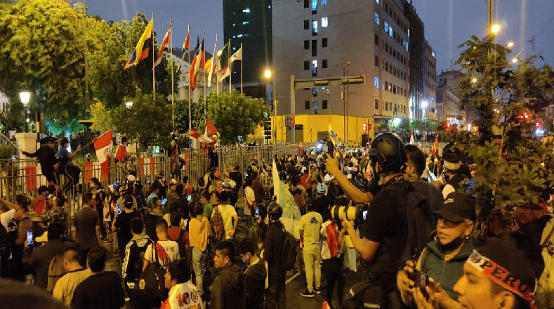 La manifestación transcurrió pacíficamente en su desplazamiento entre las plazas Dos de Mayo y San Martín,  deteniéndose  frente a un cerco policial que impedía el acceso a la avenida Abancay, que atraviesa buena parte del centro de la capital.