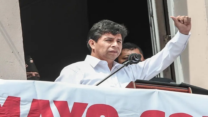 Al ser investido Presidente, Pedro Castillo juró que trabajaría por un país sin corrupción, por todos los pueblos del Perú y por una nueva constitución.