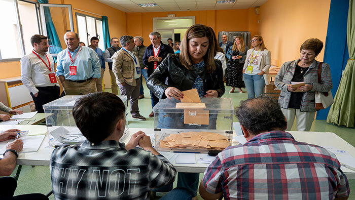 Españoles acuden a los centros de votación para participar en las elecciones generales.