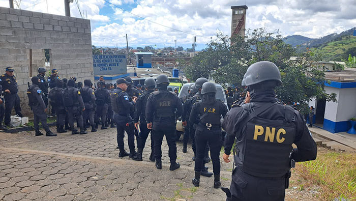 Funcionarios de la Policía de Guatemala se preparan para retomar el control del centro penitenciario de la capital el país.