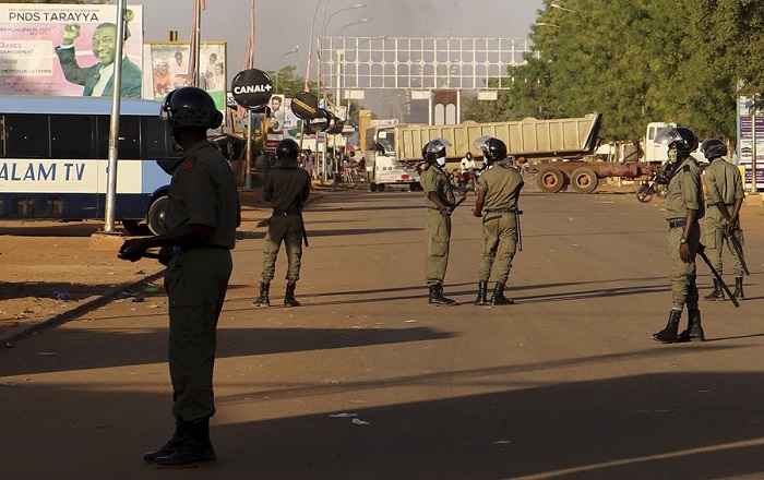 Miembros de la Guardia Presidencial detuvieron a Mohamed Bazoum dentro del palacio presidencial en la capital, Niamey.