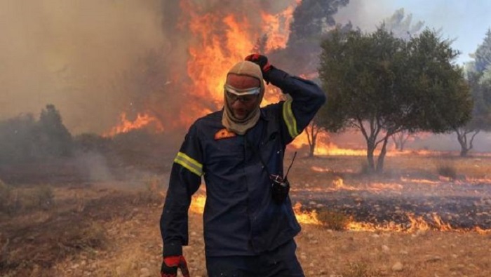 Más de 100 bomberos griegps estan trabajando en las zonas afectadas que durante la noche alcanzó la zona industrial de la ciudad portuaria de Volos.