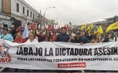 Manifestantes se movilizan en la capital peruana contra la presidenta designada Dina Boluarte.
