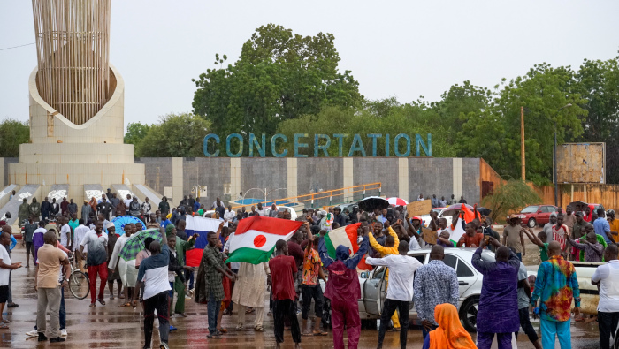 Simpatizantes de los militares golpistas celebran frente al edificio de la Asamblea Nacional en Niamey, Níger.