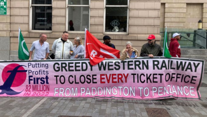 Se realizan piquetes fuera de las estaciones de tren en toda Inglaterra y los trabajadores dijeron que estaban recibiendo un fuerte apoyo del público para su acción.