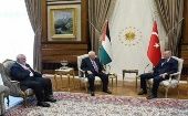 Ismael Haniye (izq.), Abás y el presidente turco Recep Tayyip Erdogan se reunieron esta semana en Ankara.