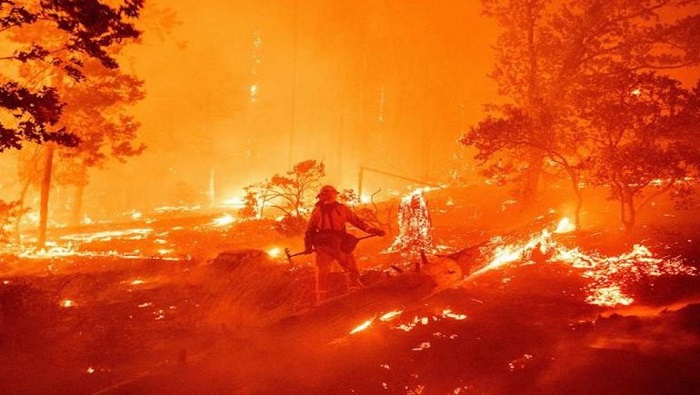 Aún se advierte que el fuego ha quemado decenas de miles de acres (más de 31.000 hectáreas en esta área desértica).