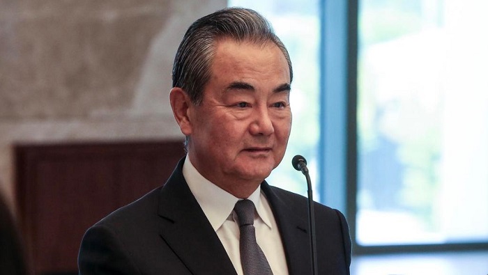 En el 2022, Wang Yi fue ascendido a jefe de la Oficina de la Comisión de Asuntos Exteriores del Partido Comunista de China; ejercía como jefe de Qin Gang.