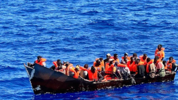 Al menos 30 migrantes están desaparecidos tras el hundimiento de dos barcos frente a la isla italiana de Lampedusa, según el testimonio de un sobreviviente.