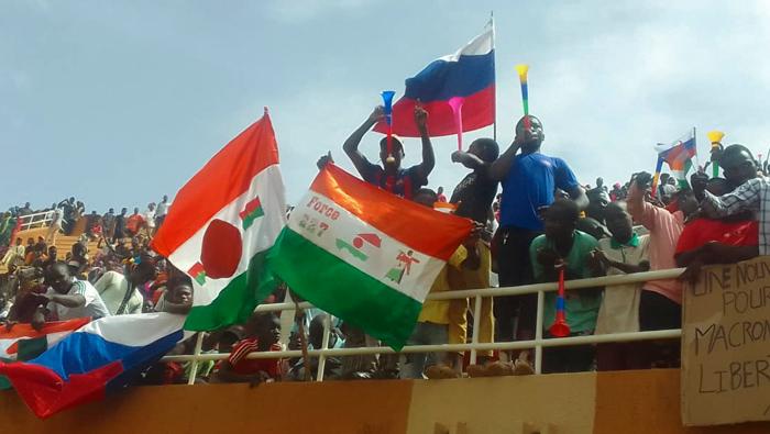 Decenas de miles de personas volvieron a manifestarse este domingo en Niamey para expresar su apoyo a la junta golpista de Níger.