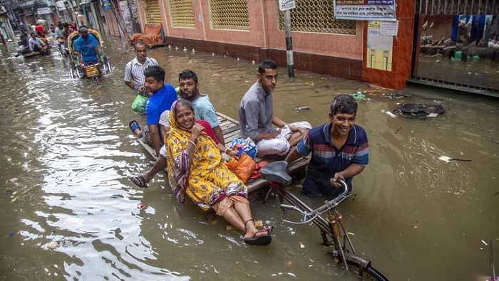 En algunas zonas de Bangladés las lluvias han disminuido este miércoles; no obstante, muchas áreas todavía están inundadas.
