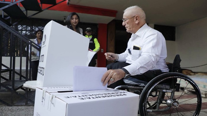 La votación de las elecciones presidenciales y legislativas extraordinarias de Ecuador comenzó el jueves, con el sufragio de los presos sin sentencia en firme y prosigue este viernes con el voto en casa.