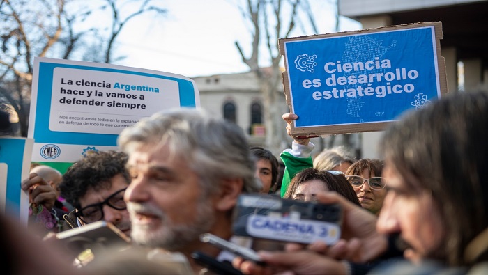 “Seguimos en el Polo Científico en defensa del Conicet y del trabajo de nuestros investigadores/as. Los argentinos/as estamos convencidos/as de que la ciencia es la llave para construir un país más justo