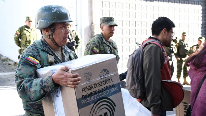 Las Fuerzas Armadas contribuyen a distribuir los paquetes electorales y los custodiarán hasta la apertura de los centros de votación.