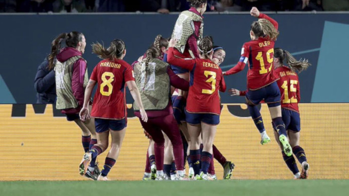 Con un gol de Olga Carmona en la primera mitad, España derrotó a Inglaterra en una inédita final.
