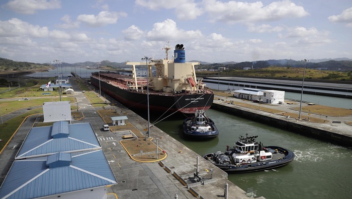 El Canal de Panamá permite un transporte más rápido de materias primas entre Estados Unidos,  Asia y la costa del Pacífico de América del Sur.