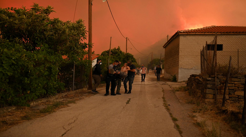 El incendio forestal inició el pasado 19 de agosto en las proximidades de un bosque, ubicado en el área de Melia, en Alexandroupolis, y se ha extendido con rapidez debido a la presencia de fuertes vientos en la zona.