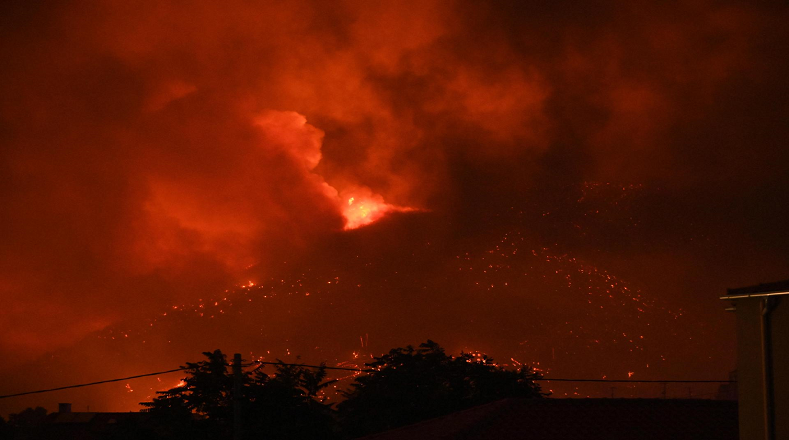 La nación es impactada por veranos muy calurosos que provocan demoledores incendios forestales, exacerbados por el impacto del cambio climático. Hasta el momento, se reporta un fallecido.