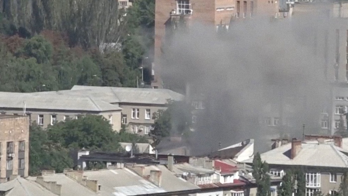 Los proyectiles impactaron áreas civiles en Donetsk, según información preliminar, contra un edificio, una escuela y varios coches.