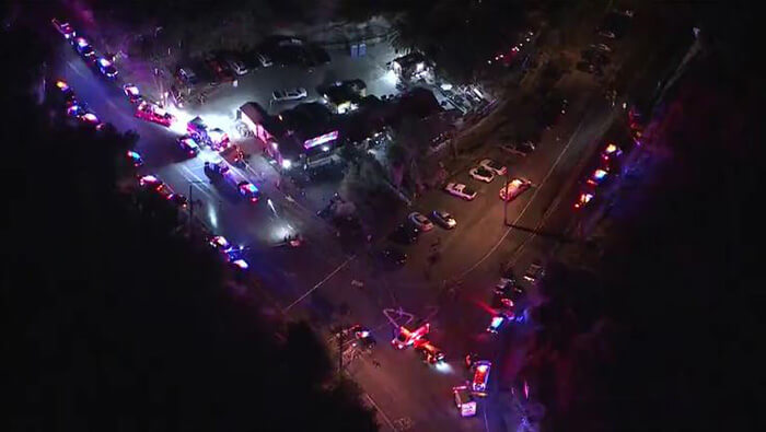 Policías y equipos de emergencia atienden a los heridos del tiroteo dentro de un bar de motociclistas el el estado de California.