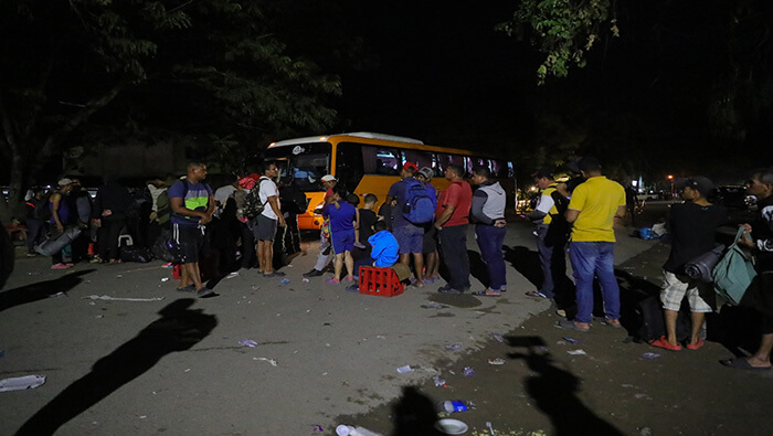 Los migrantes que partieron hacia la frontera con Guatemala llevaban entre cinco y quince días hacinados en el centro de la localidad de Danlí.